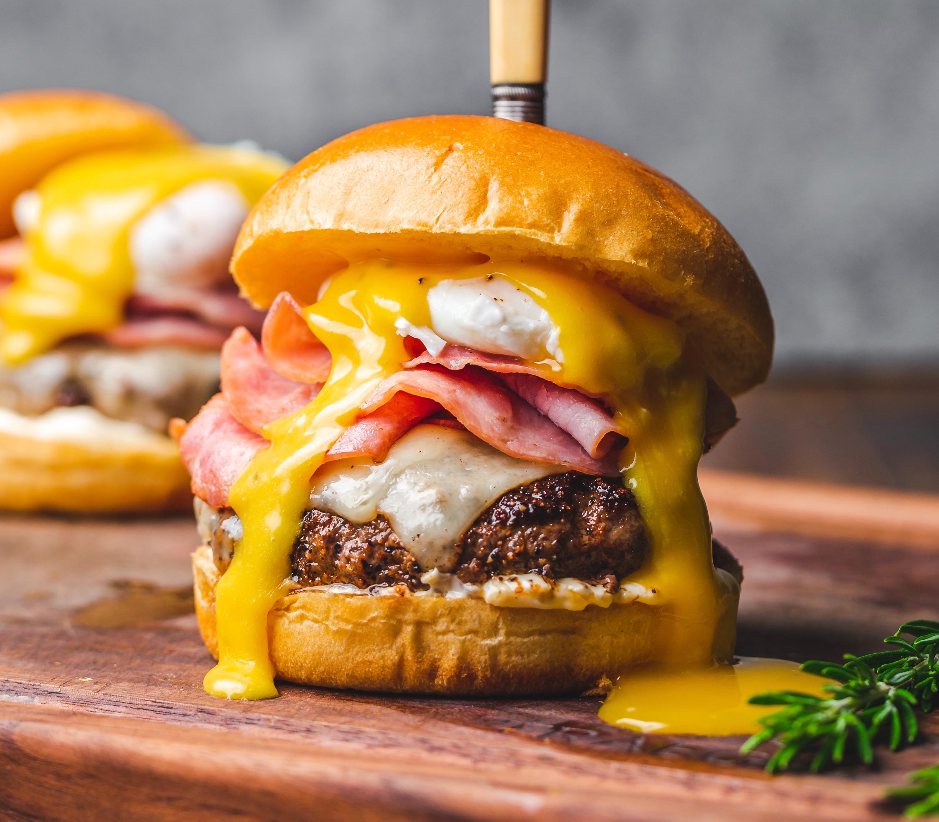 Hamburguesa con jamon, queso y salsa